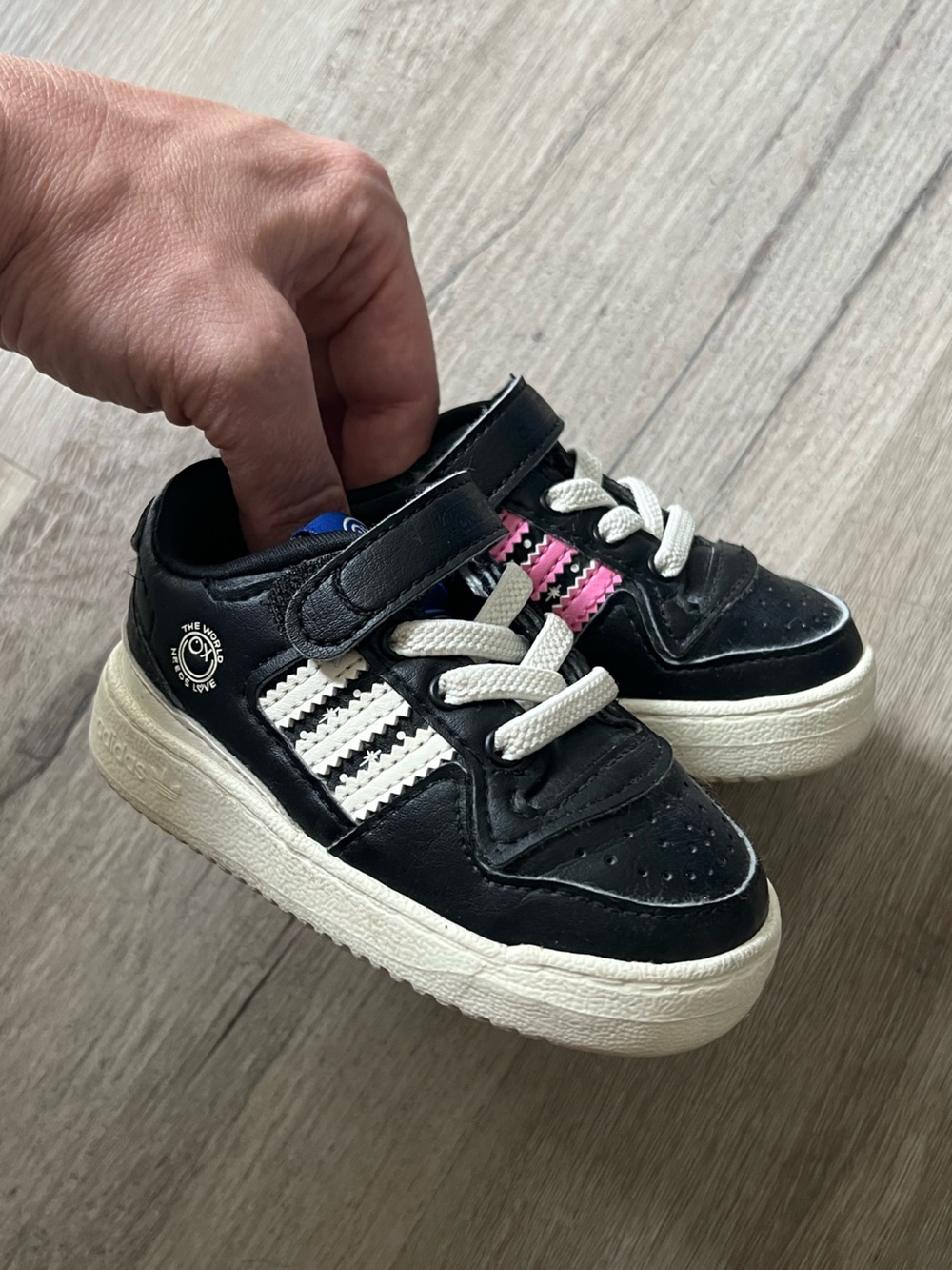 Adidas André Saraiva X Forum Low I
'The World Needs Love - Black size 5